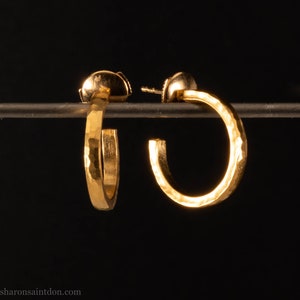 22k gold hoop earrings, 18mm diameter x 2mm . Hammered solid yellow gold with matte brushed finish. 18k gold posts and locking backs. Handmade by Sharon Saint Don in the USA.