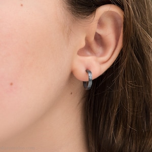 Oorbellen van 925 sterling zilver, 14 x 2 mm, handgehamerd, met een geoxideerde zwarte patina.