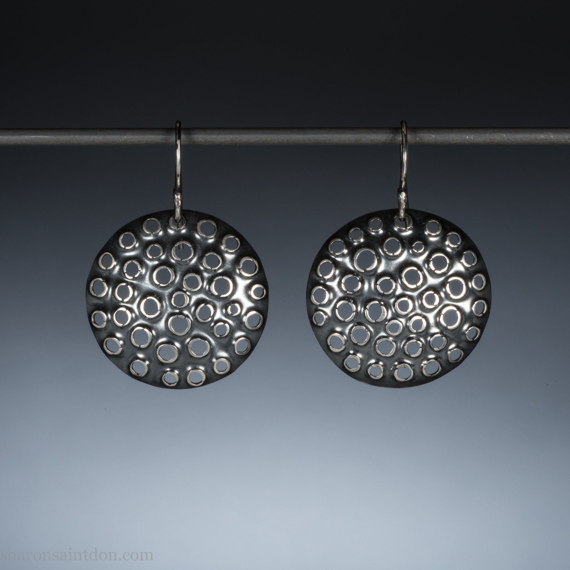 Orecchini a perno in argento sterling 7 mm martellato rotondo