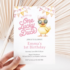 Pode incluir: Um convite de aniversário rosa e amarelo com um pato de desenho animado usando óculos de sol e um laço rosa. O texto diz "Emma is One Lucky Duck" e inclui detalhes para a festa, incluindo a data, a hora, o local e as informações de RSVP.