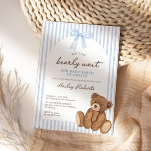 Redigerbar inbjudan till babyshower med blå rand och rosett, boho, brunt nallebjörnstema, utskrivbar för babyshower med pojkemotiv, BS44