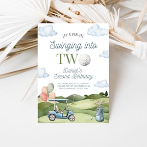 以下が含まれることがあります： 「Let's Par-Tee, Swinging into TW, Daniel's Second Birthday」のテキストが入ったゴルフをテーマにした誕生日招待状。デザインには、ゴルフカート、ゴルフボール、雲、風船が含まれています。招待状には日付、時間、場所も記載されています。