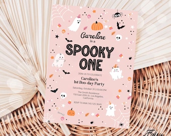 Puede incluir: Invitación a una fiesta de Halloween rosa con un fantasma, murciélagos y una calabaza. El texto dice "Caroline is a Spooky One. Join us to celebrate Caroline's 1st Boo-day Party. Saturday, October 31 | 03:00 PM. The Smith Residence, 118 East 20th St. Los Angeles, California. RSVP to ANA 145 125 3645."