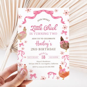 Puede incluir: Una invitación de cumpleaños rosa y blanca con el texto "Our Sweet Little Chick is Turning Two". La invitación incluye ilustraciones de acuarela de pollos, lazos y flores. La invitación es para el 2º cumpleaños de Hailey el 18 de marzo.