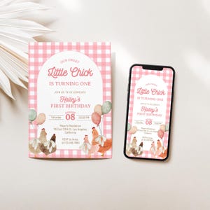 K&ouml;nnte beinhalten: Eine rosa karierte Einladung und ein Smartphone zeigen eine Geburtstagseinladung. Die Einladung lautet "Our Sweet Little Chick is Turning One" mit Details f&uuml;r Haileys ersten Geburtstag, einschlie&szlig;lich Datum, Uhrzeit und Ort.