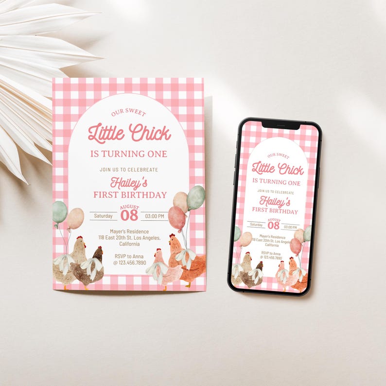 K&ouml;nnte beinhalten: Eine rosa karierte Einladung und ein Smartphone zeigen eine Geburtstagseinladung. Die Einladung lautet "Our Sweet Little Chick is Turning One" mit Details f&uuml;r Haileys ersten Geburtstag, einschlie&szlig;lich Datum, Uhrzeit und Ort.