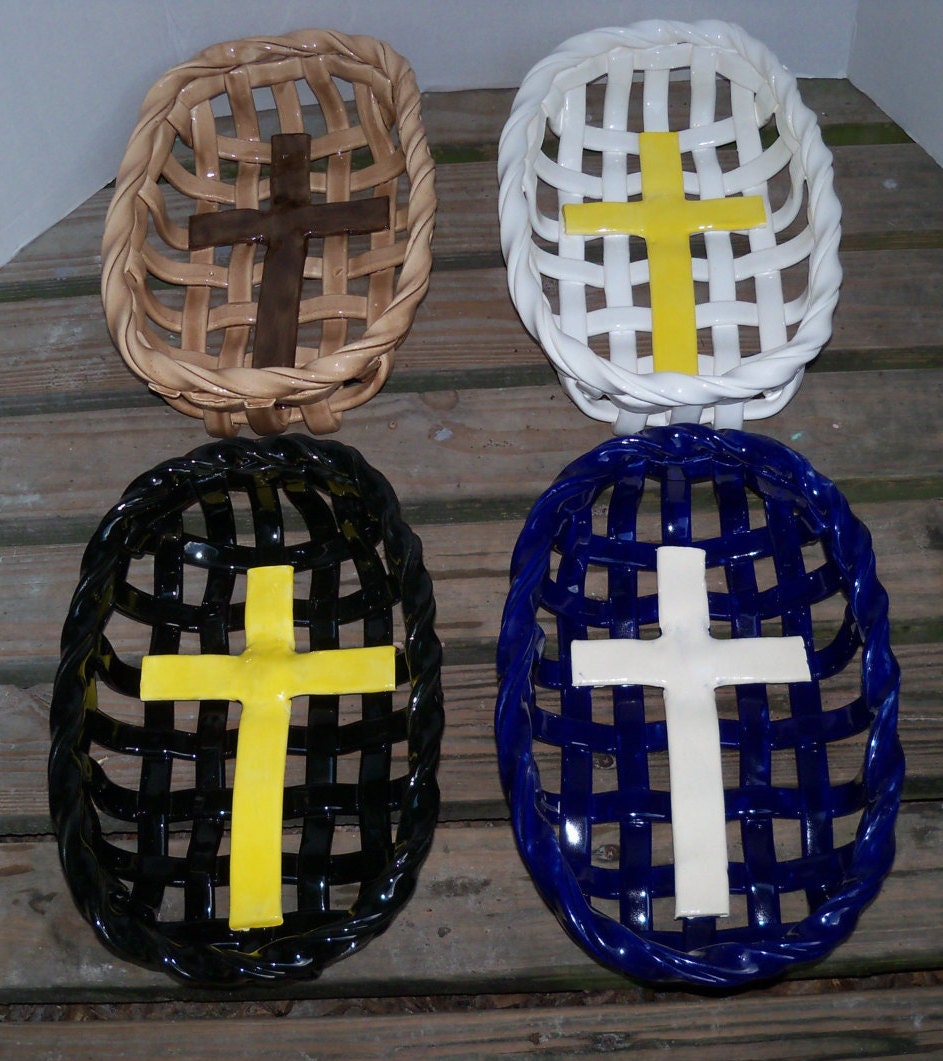 Woven Ceramic Bread Basket With Cross Design Aerated Fruit