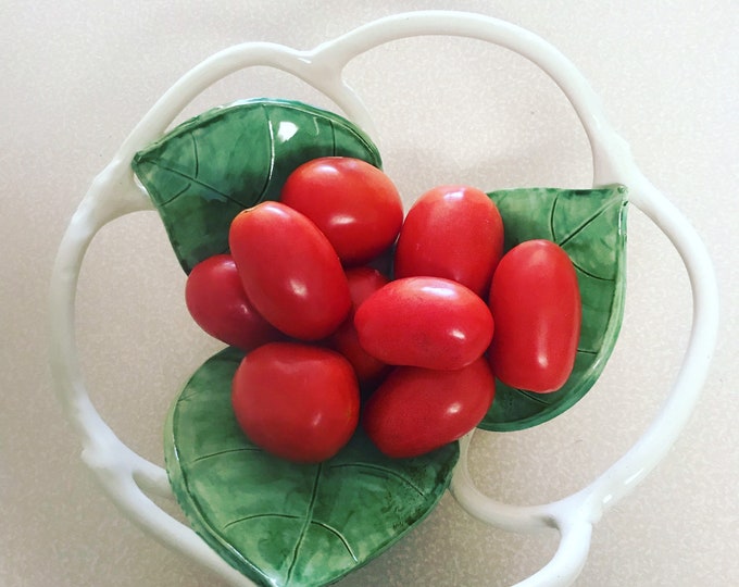 Pottery fruit bowl with leaves