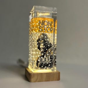Lámpara de noche STALKER - Lata de bebida energética Non Stop en resina - Luz LED con base de madera - Decoración de habitación de jugador - Regalo único para fanáticos de STALKER