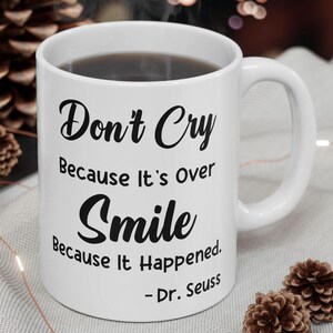 Dr. Seuss Becher, Dr. Seuss Zitat Geschenk, Lächeln, weil es geschehen ist, Dr. Seuss Philosophie Geschenk, Dankbarkeitsgeschenk, Erinnerungen Kaffeetasse