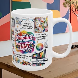 Op de afbeelding: Witte keramische mok met de tekst "Graphic Designer Life" in een kleurrijk ontwerp. De mok bevat design-gerelateerde graphics en citaten zoals "Design is intelligence made visible" en "Creativity is nothing but a mind set free."