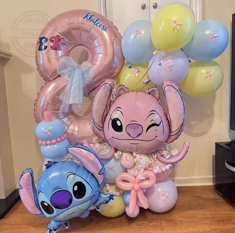 Może przedstawiać: Świąteczna aranżacja balonowa z dużym, r&oacute;żowym balonem w kształcie cyfry osiem z imieniem "Khaleesi" i postacią Stitcha. Dodatkowe niebieskie, ż&oacute;łte i r&oacute;żowe balony tworzą uroczysty wygląd. Aranżacja zawiera balon z postacią Stitcha.