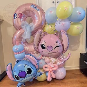 Pode incluir: Um arranjo festivo de balões com um grande balão rosa em forma do número oito, o nome "Khaleesi" e decorações de personagens Stitch. Inclui balões de personagens Stitch rosa e azul, e balões em tons pastel.
