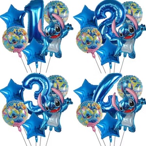 Może przedstawiać: Zestaw niebieskich balonów foliowych z cyframi od jeden do czterech. Każdy zestaw zawiera balon Stitch, balony w kształcie gwiazd i okrągłe balony z grafiką Stitch. Idealne na urodziny.