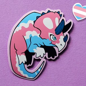 Niedliche Lgbtqia Stolz Monat Flagge Dinosaurier Aufkleber: Transgender Wortspiel Aufkleber TRANS-ceratops
