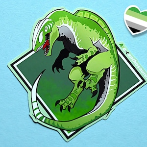 Könnte beinhalten: Grüner und schwarzer Dinosaurier-Aufkleber mit einem grünen, weißen und schwarzen Herzen in der oberen rechten Ecke. Der Dinosaurier befindet sich in einer Diamantenform mit dem Text "A-c-anthosaurus" auf der rechten Seite des Diamanten.