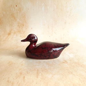 Vintage Marmorierte kleine Entenfigur aus Burgund und Schwarz