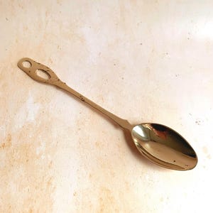 Vintage Brass Serving Spoon – Hanging Wall Decor, Rustic Kitchen Utensil, Farmhouse Style, Collectible Brass Spoon