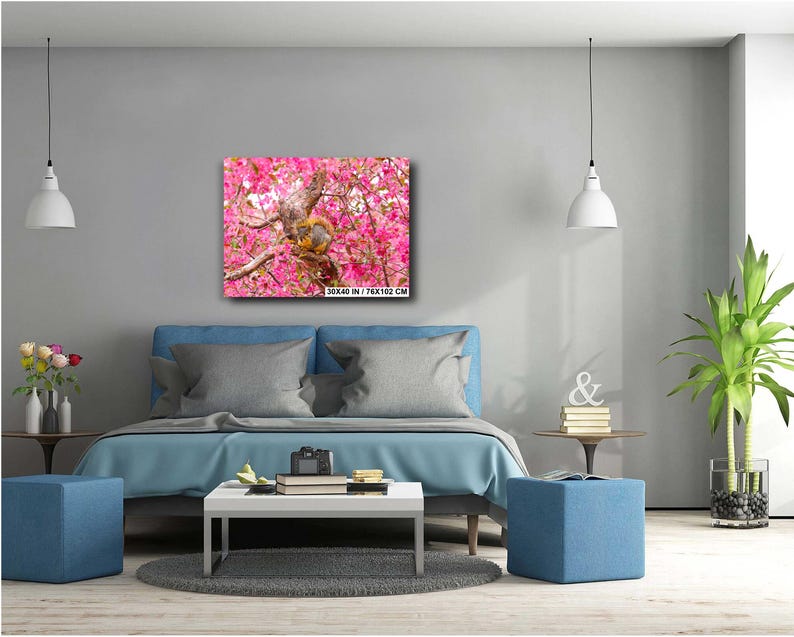 Puede incluir: Un lienzo de arte de pared con estampado floral rosa y blanco que presenta un mono sentado en un &aacute;rbol. El lienzo mide 76x102 cm.