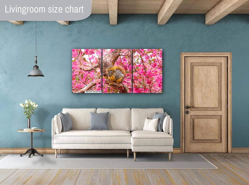 Puede incluir: Una impresi&oacute;n de arte de pared de tres paneles con una ardilla posada en una rama de un &aacute;rbol de flores rosas. La ardilla es marr&oacute;n y blanca con una cola tupida. El &aacute;rbol est&aacute; en plena floraci&oacute;n con flores rosas.