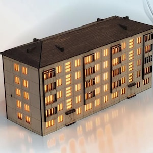Könnte beinhalten: Ein Miniatur-Holzmodell eines mehrstöckigen Wohngebäudes. Das Gebäude hat ein braunes Dach, beige Wände und zahlreiche Fenster, die ein warmes, einladendes Leuchten ausstrahlen. Das Modell ist detailliert gestaltet und zeigt einen realistischen Baustil.