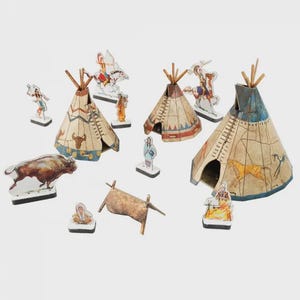 Può includere: Una collezione di sagome di cartone a tema nativo americano, tra cui teepee, figure a cavallo, un bisonte e altri elementi culturali. I teepee sono beige con accenti blu e rossi, e le figure sono dettagliate.