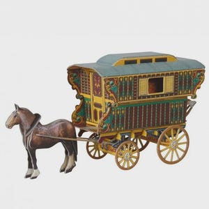 Puede incluir: Una colorida carreta tirada por caballos en miniatura con un diseño detallado. La carreta presenta un techo verde, detalles amarillos y adornos ornamentados rojos, amarillos y verdes. El caballo es marrón con cascos blancos y está unido a la carreta por un arnés.