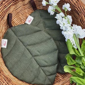 Set of 2 Linen Leaf Potholders – Handmade Kitchen Hot Pads – Olive & Dark Green Oven Mitts – Eco-Friendly Gift for Cooking and Baking Lovers