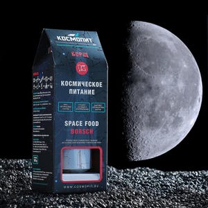 Peut inclure: Une boîte sombre de "Space Food Borsch" avec du texte russe et anglais. La boîte présente un bol avec un motif de ciel étoilé. Une image détaillée de la lune est en arrière-plan, sur fond noir.