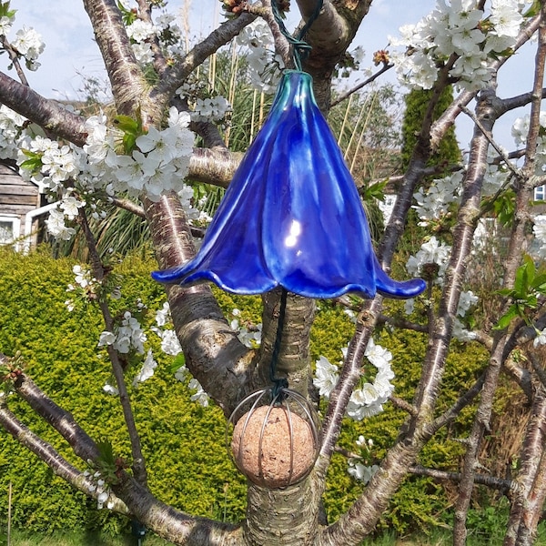 Mangeoire à oiseaux suspendue en céramique Bluebell, Mangeoire à fleurs en poterie bleu cobalt, Mangeoire à oiseaux grosse boule résistante au gel, Cadeau de jardin décoratif 30 cm de long