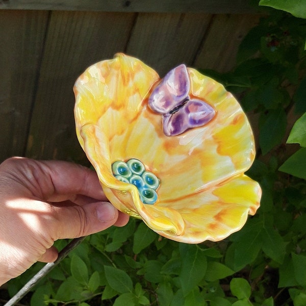 Coquelicot en céramique jaune sur tige, décoration de papillon rose, fleur en céramique sur tige, cadeau poterie unique, fleur en grès résistante au gel, 12 cm x 55 cm.