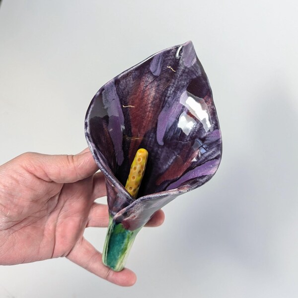 Escultura de cerámica morada hecha a mano con forma de lirio de cala para colgar en la pared, resistente a las heladas.