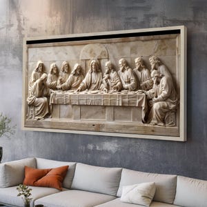 Può includere: Una grande opera d'arte murale rettangolare raffigurante una scultura a rilievo dell'Ultima Cena. L'opera d'arte è in una palette di colori neutri, con figure sedute attorno a un tavolo. Il pezzo è incorniciato in legno chiaro.