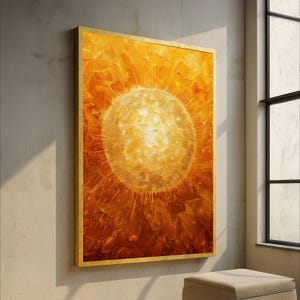 Könnte beinhalten: Abstrakte Malerei eines Sonnenaufgangs in Gelb- und Orangetönen. Das Kunstwerk ist in einem goldfarbenen Rahmen gerahmt und hängt an einer neutralfarbenen Wand. Die Textur des Gemäldes ist sichtbar, mit dicken Pinselstrichen, die einen dreidimensionalen Effekt erzeugen.