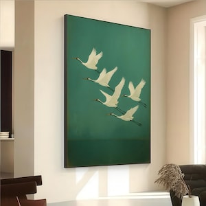 Elegante lienzo de grulla voladora de estilo minimalista: obra de arte de pájaro con fondo verde para una decoración de interiores tranquila y serena.