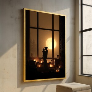 Könnte beinhalten: Gerahmter Kunstdruck, der eine Silhouette einer Person zeigt, die ein Kind hält, vor einem großen Fenster mit Vollmond. Die Szene wird durch Kerzenlicht beleuchtet, was eine warme Atmosphäre schafft. Ein Bücherregal ist sichtbar.