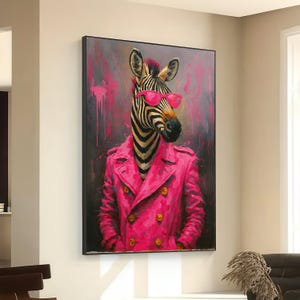 Op de afbeelding: Een ingelijst schilderij toont een zebra met een roze zonnebril en een roze dubbelbrede jas. De zebra heeft een zwart-wit streepjespatroon. De achtergrond is een mix van roze en grijze verfspetters.