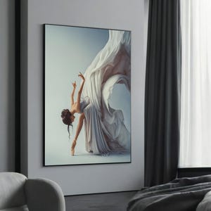 Op de afbeelding: Een vrouw in een witte, vloeiende jurk staat in een ballet-achtige pose. De jurk wappert om haar heen terwijl ze naar voren buigt, met haar armen uitgestrekt. De achtergrond is lichtblauw.