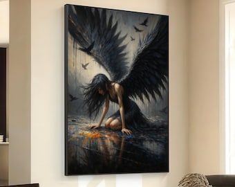 Pode incluir: Uma obra de arte emoldurada retrata uma figura ajoelhada com grandes asas negras e cabelos longos e escuros. A figura está vestida com um vestido escuro, e o fundo apresenta pássaros voando e uma paleta de cores sombria. A obra está montada em uma parede.