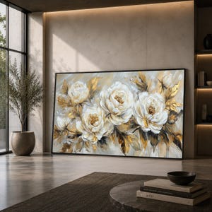 Peut inclure: Une grande œuvre d'art murale rectangulaire représentant une peinture à l'huile de pivoines blanches et crème avec des accents de feuillage doré et brun foncé. L'œuvre est encadrée d'un fin bord noir et présente des coups de pinceau texturés.