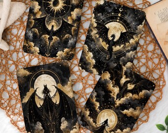Puede incluir: Cuatro tarjetas rectangulares con ilustraciones oscuras de temática celestial. Cada tarjeta muestra la silueta de un dragón negro sobre un fondo de nubes doradas, cielos estrellados y lunas llenas o soles brillantes con líneas geométricas.