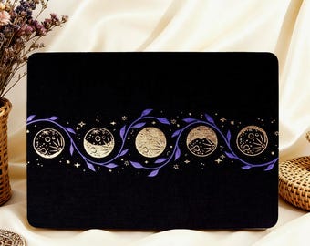 Capa Gilded Moons para MacBook, compatível com os modelos Pro 14 M5 (2025), Air 15/13/11 M4 (2025), MacBook Pro 16/14/15/13 M1 (2022) e MacBook M3 (2024).