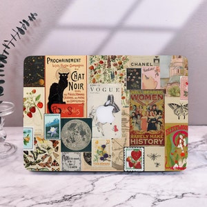 Könnte beinhalten: Eine Vintage-Laptop-Haut mit einer Collage aus Bildern, darunter eine schwarze Katze, ein Mond, Blumen und Text auf Französisch und Englisch. Die Haut ist in verschiedenen Farben gehalten, darunter Rot, Blau, Grün und Gelb.