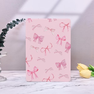 Coque iPad esthétique rose avec noeuds papillon avec porte-crayon pour iPad 10 10,9 pouces 7/8/9 10,2 pouces Pro 11 pouces 12,9 pouces 13 pouces Mini 6/7 2024 Air 6 Air 4/5 10,9 pouces