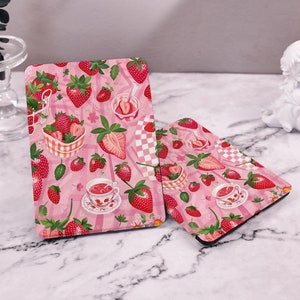 Kindle Paperwhite 5/6用かわいいクリームストロベリーKindleケース、Paperwhite 2022/2024 11世代目12世代目Kindleカバー用カスタムネームケース、女の子向け