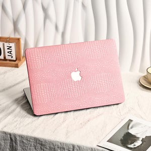 Pink Crocodile Leather Macbook Case Soft Surface Macbook Air Pro Case For M2 Air 13 A2681 Air 13 A2337 Pro 13 14 16 Case 2024 2023 2022 2021