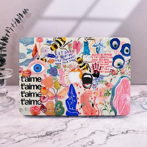 Può includere: Una skin per laptop con un collage colorato di immagini e testo. Il testo include "Alzati dal letto! Fai le cose!" e "Non aver paura di provare qualcosa di nuovo perché la vita diventa noiosa quando rimani entro i limiti che già conosci."
