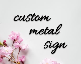 Può includere: Uno sfondo bianco con fiori rosa e testo nero che dice "custom metal sign".