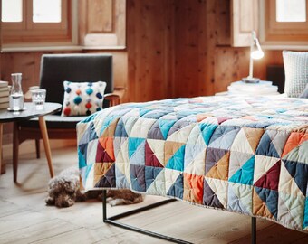 Anleitung für eine Patchworkdecke, Sofa Quiltdecke, Bettüberwurf zum selber nähen. Modernes Design in einfarbigen bunten Stoffen. In Deutsch