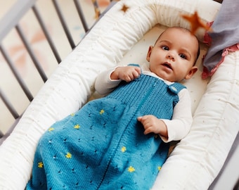 Babyschlafsack Strickanleitung mit Sternchen. Ein Klassiker für bis 12 Monate alte Babys. Eine deutsche Anleitung zum Nachstricken